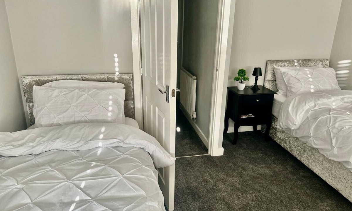 Wolverhampton House | Luxurious Wolverhampton Retreat with 4 Bedrooms