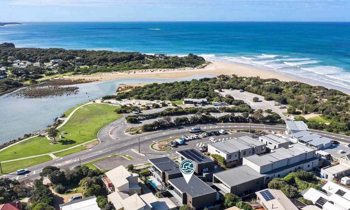 Anglesea House | Luxuriously Appointed Townhouse – River and Beach