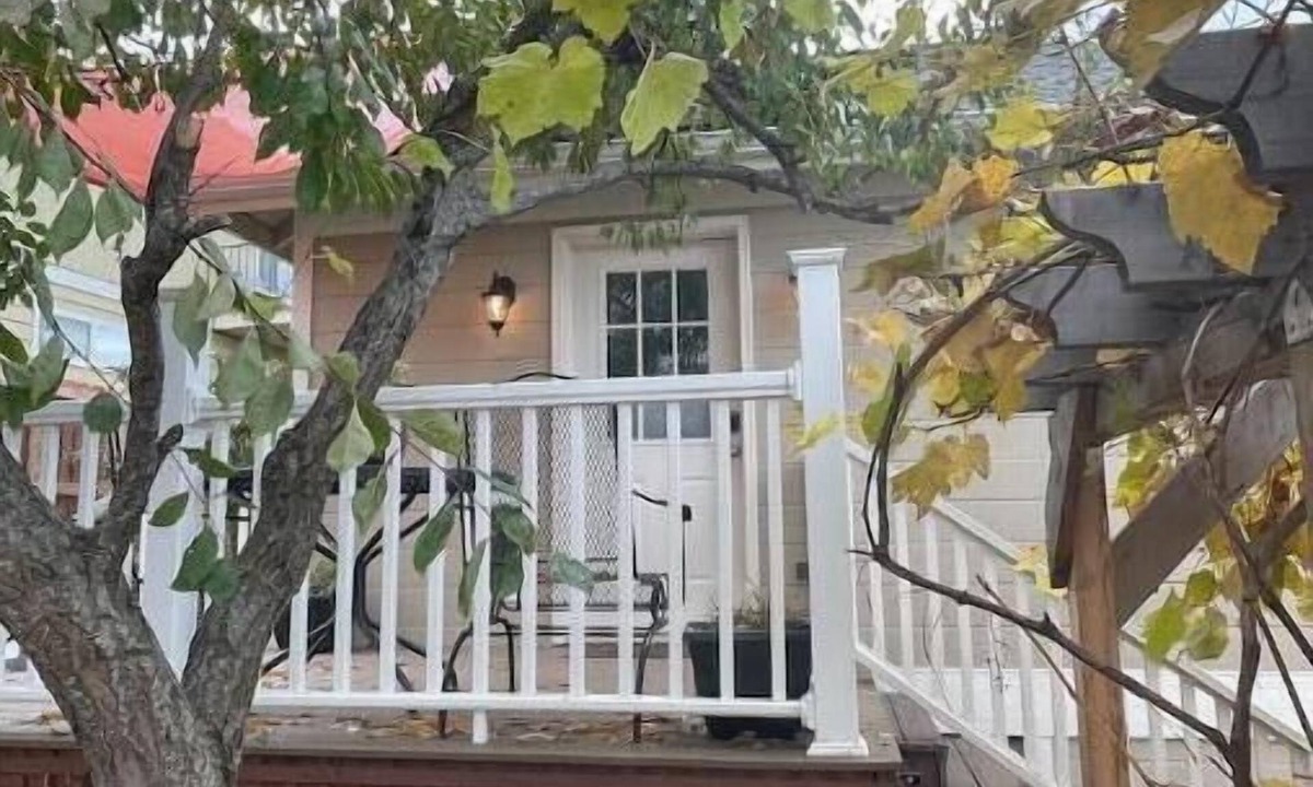 Historic Railroad District Apartment | Luxuriously comfortable & peaceful getaway downtown Ashland, with views.