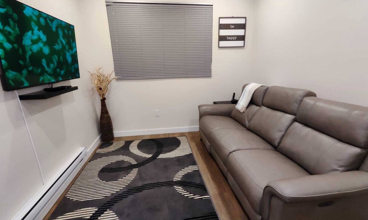 East Kildonan House | Luxury 1 Bedroom Basement Suite