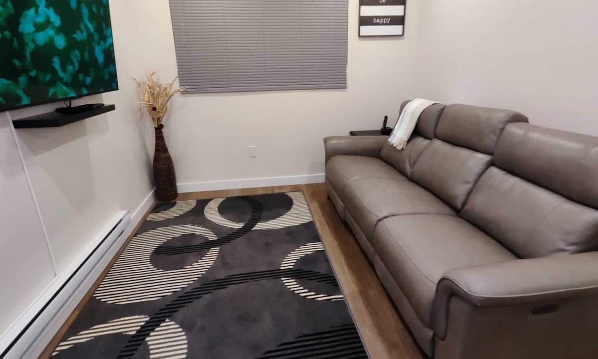Winnipeg House | Luxury 1 Bedroom Basement Suite