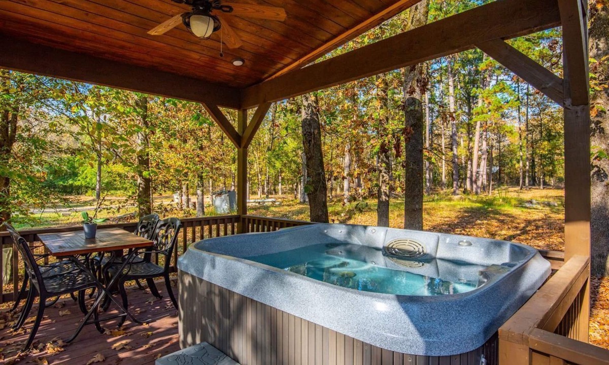 Hochatown Cabin | Luxury 1 Bedroom Cabin The Tipsy Squirrel - Hot Tub, 1 Min to Lake.