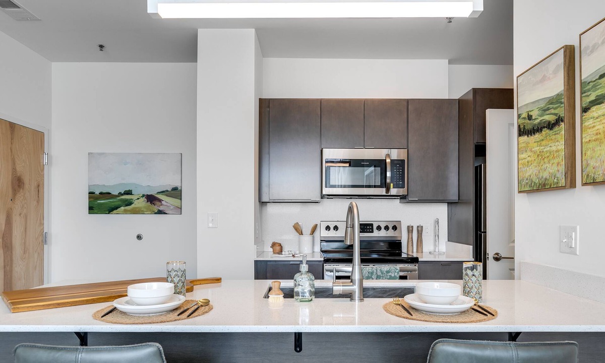 Richmond Apartment | Luxury 1 Bedroom Unit In Scotts Addition