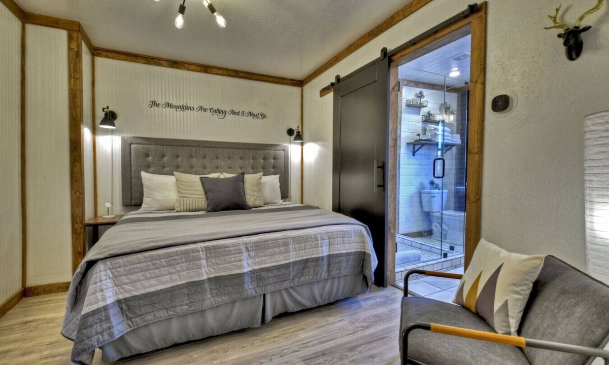 Blue Ridge Bed & Breakfast | Luxury 1 BR/BA modern rustic suite in Downtown BR