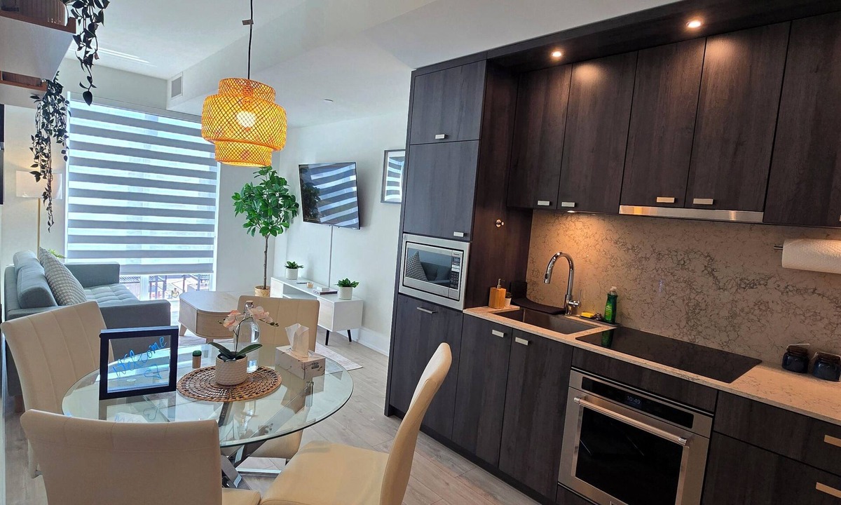Wychwood Condo | Luxury 1+Den w/Parking | Downtown Toronto