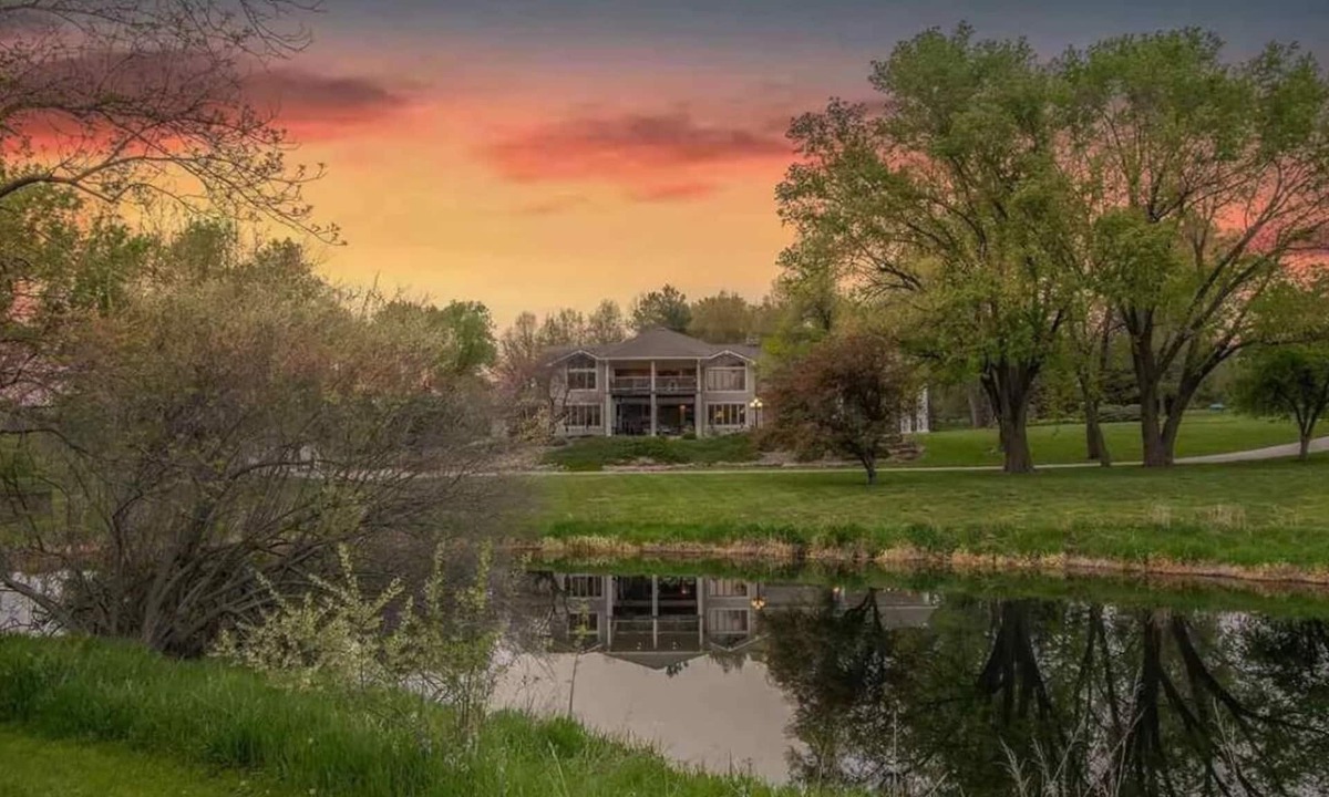 Ashland House | Luxury 10 Bedroom Retreat for Family Reunions or Corporate Outings in Ashland,NE