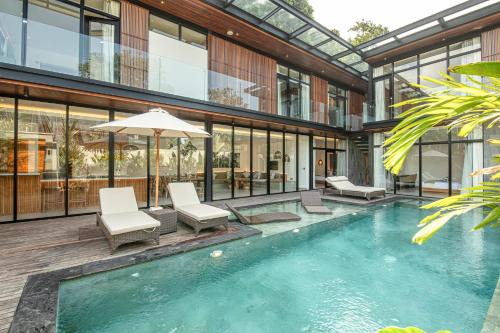 Batubelig Villa | Luxury 12BR Villa 400m to Café Del Mar Beach