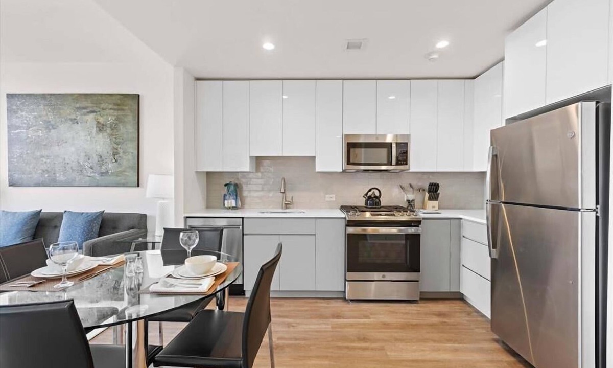 White Plains Apartment | Luxury 1BR in Downtown | Full Kitchen | W&D