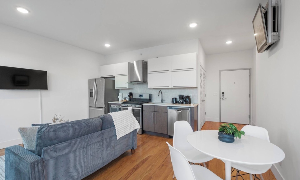 Olde Kensington Apartment | Luxury 1BR Loft - Skyline Views + Pool Access