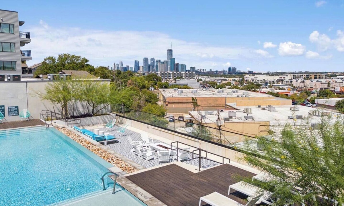 East Riverside - Oltorf Apartment | Luxury 1BR + Sofa Bed With an Infinity Pool & Downtown Views