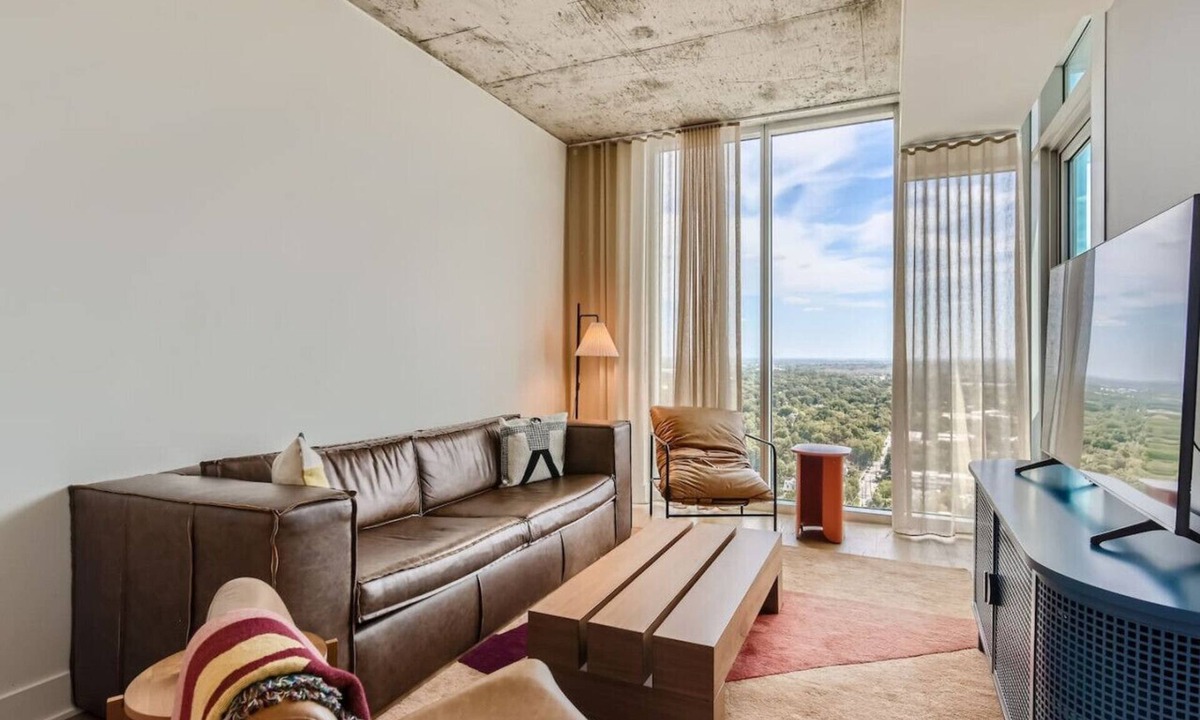 Rainey Street Historic District Apartment | Luxury 1BR +Views+Rooftop Pool +Walk To Rainey St.