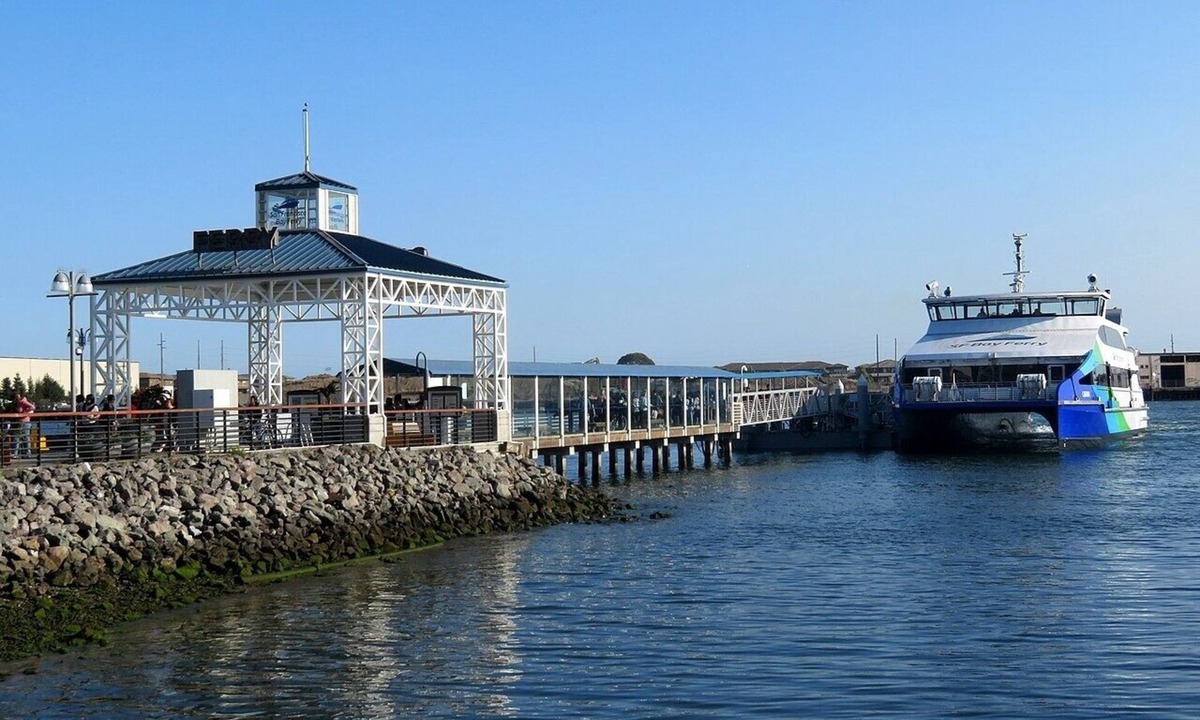 East Peralta Apartment | Luxury 1BR with Water Views, Pool and Garage