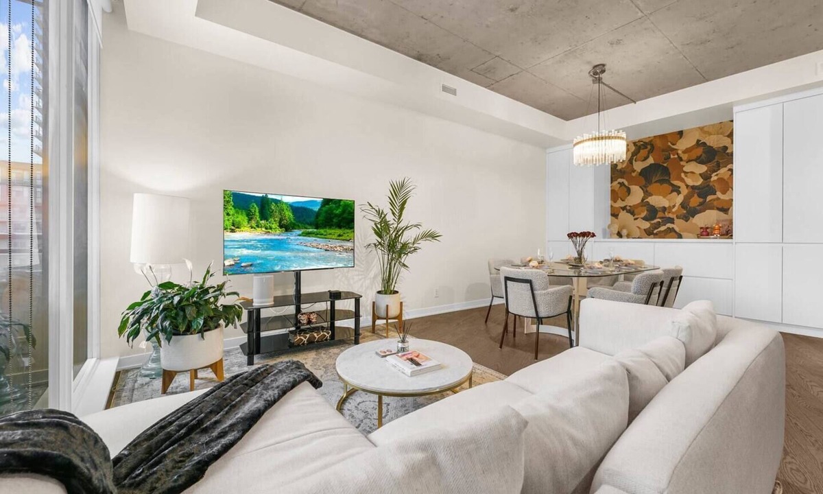 St. Lawrence Condo | Luxury 2 Bed & 2 Bath | Parking | Downtown Toronto