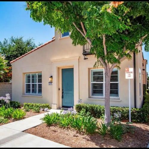 Santa Clarita Villa | Luxury 2 Bed 2 bath Home Near Six Flags