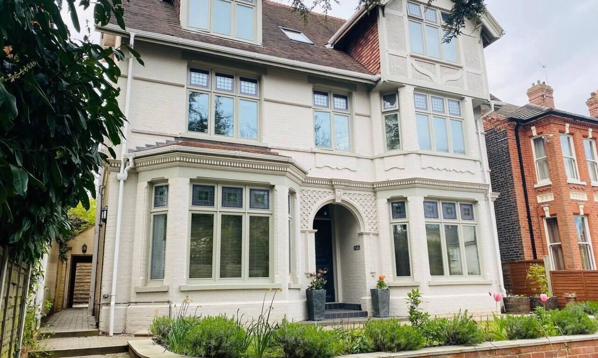 Eaton Apartment | Luxury 2 bed Apartment Golden Triangle w Parking