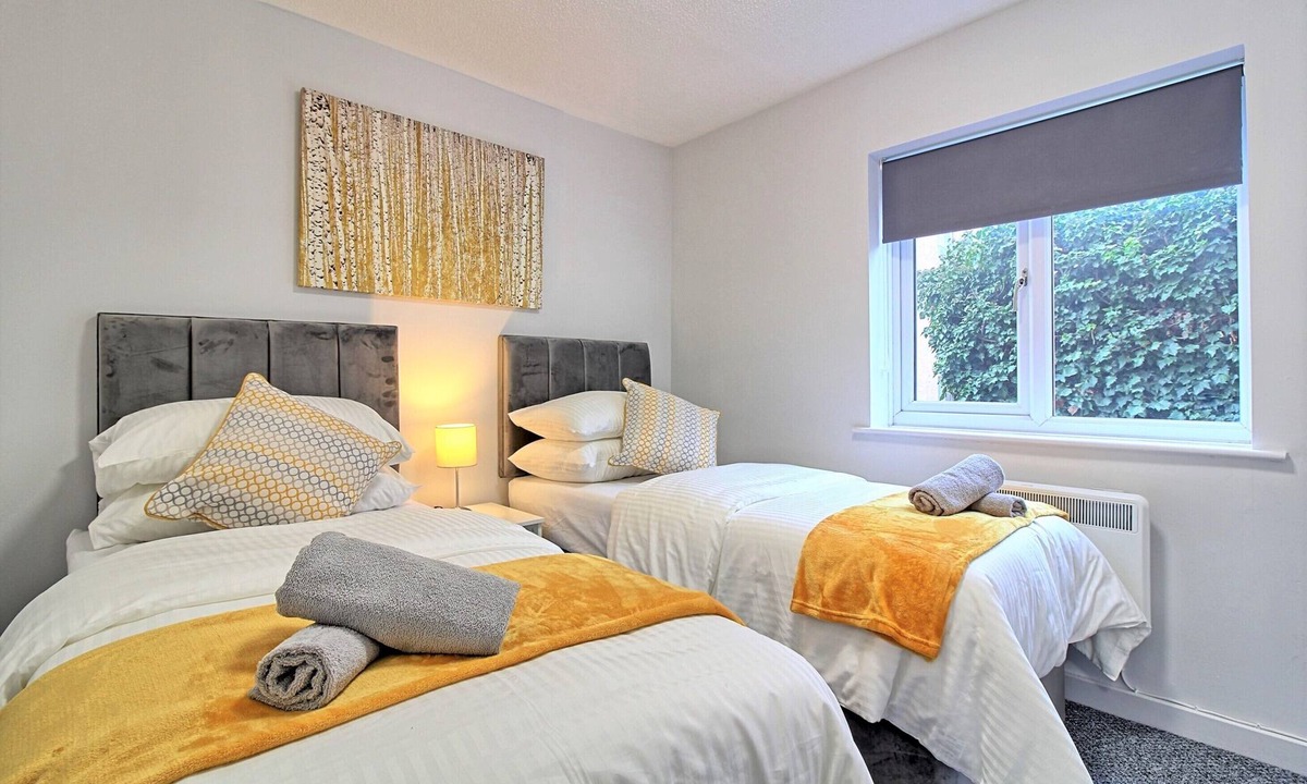 Chelmsford Apartment | Luxury 2 bed central Chelmsford apartment. Parking.