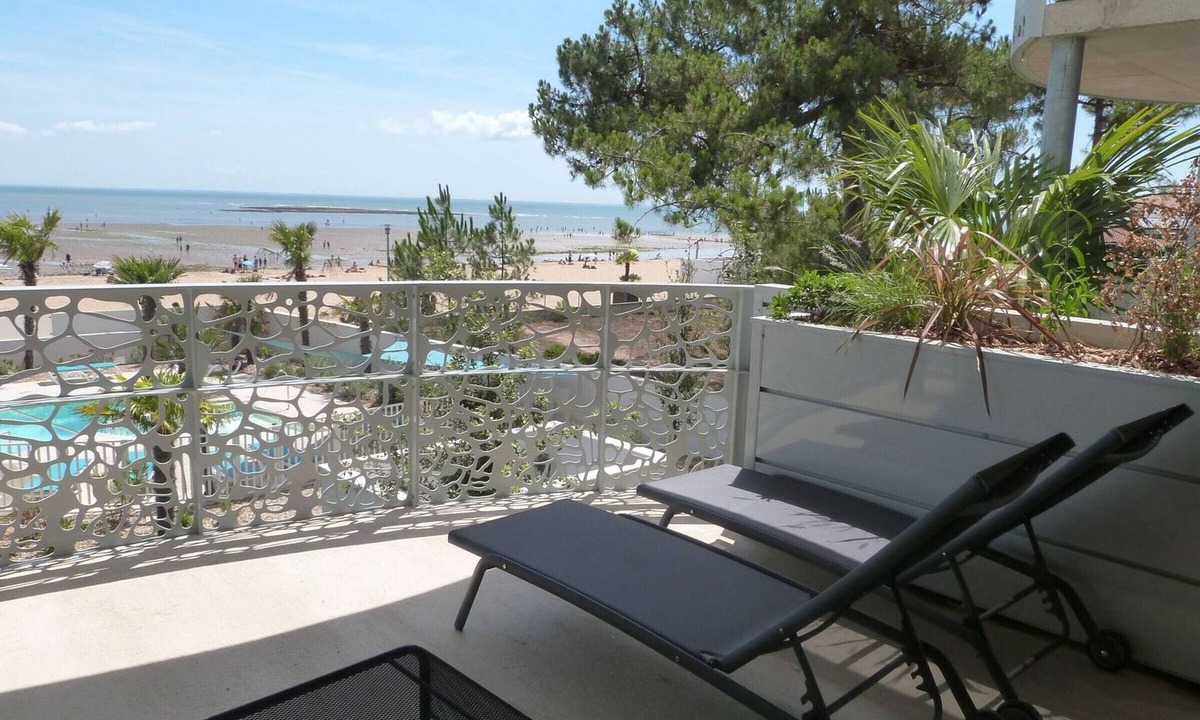 La Tranche-sur-Mer Apartment | Luxury 2-bedroom apartment, balcony, beach access, pool, pets allowed, parking