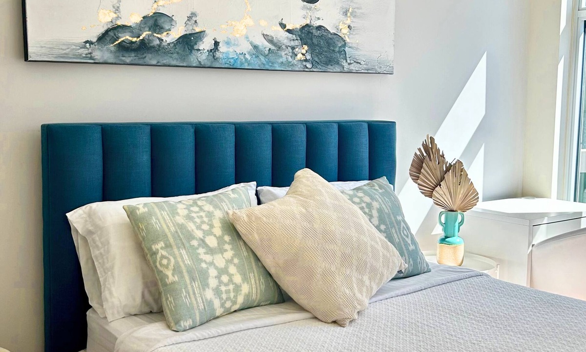 Old Mill Condo | Luxury 2-bed in Bloor West Village - Parking, Pool & steps to subway