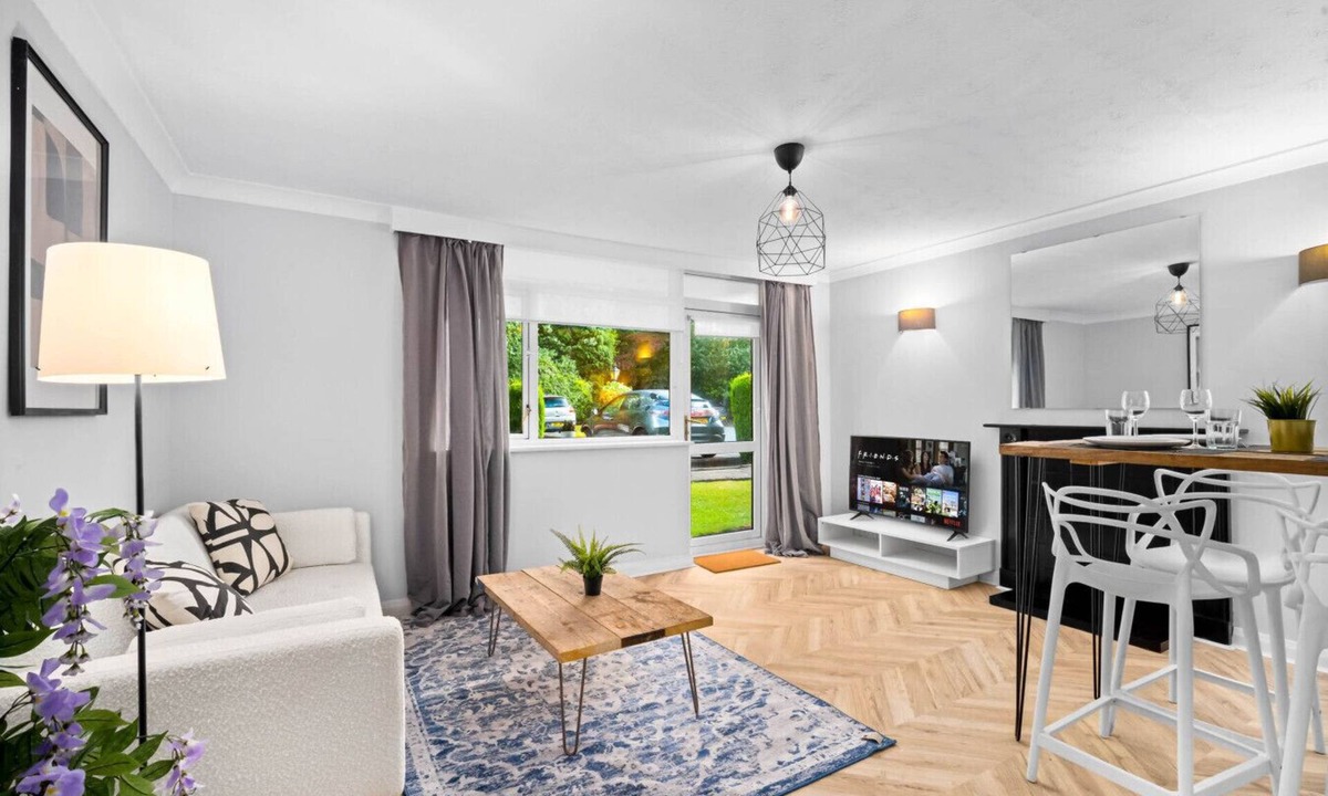 Sutton Coldfield Apartment | Luxury 2 Bed * Parking * Garden