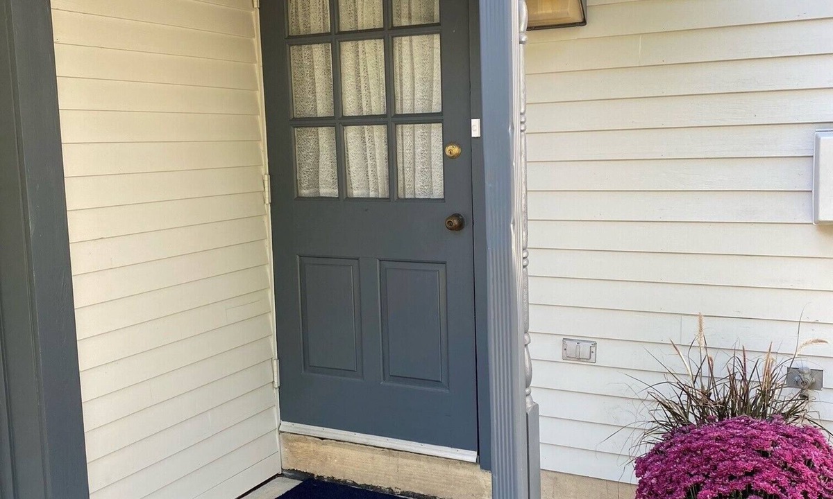 Reamstown Apartment | Luxury 2 bedroom 2 full bath w/den/additional sleeping room.