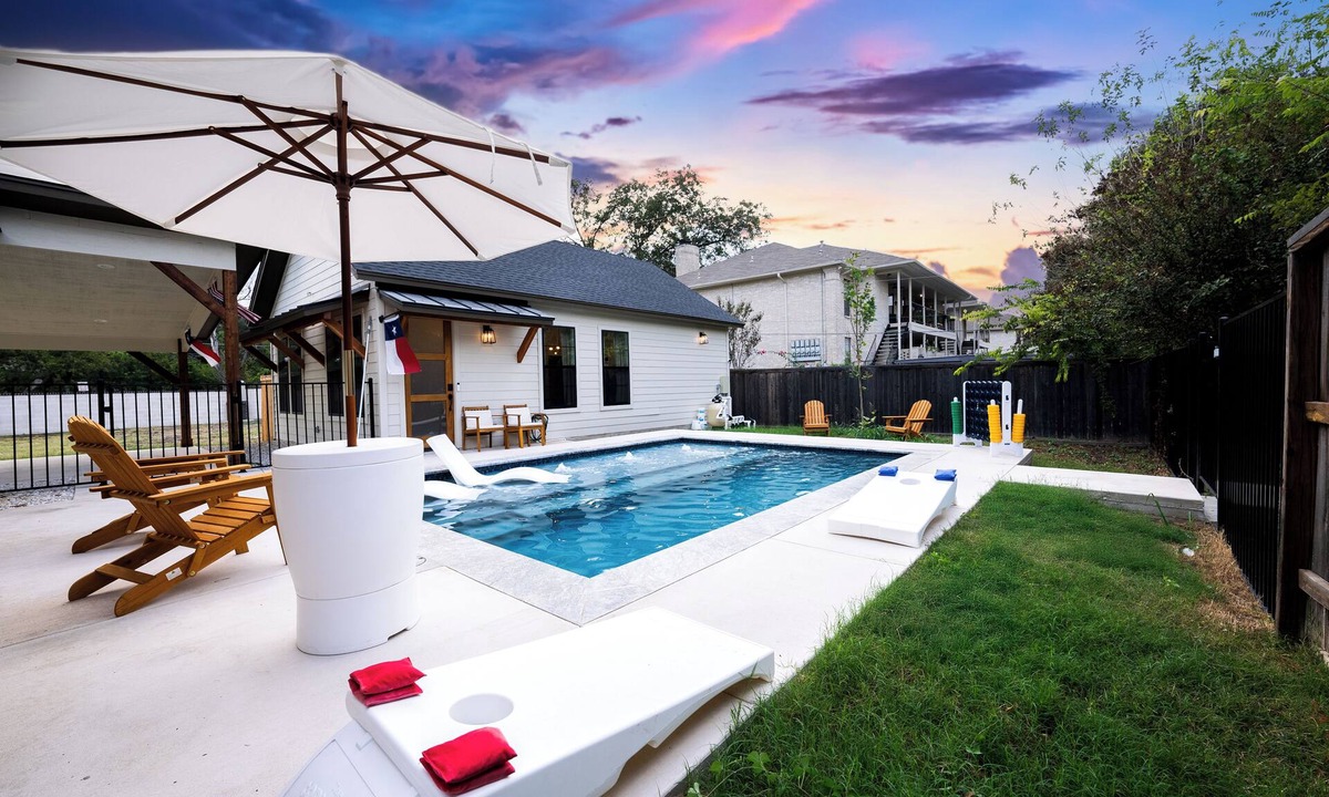 Oak Park - Northwood House | Luxury 2-bedroom Pool House in San Antonio