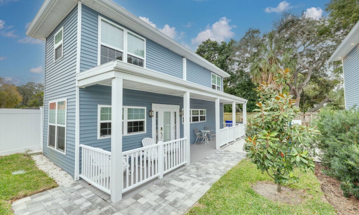 Downtown Dunedin House | Luxury 2 bedroom tiny home with pool "Skye"