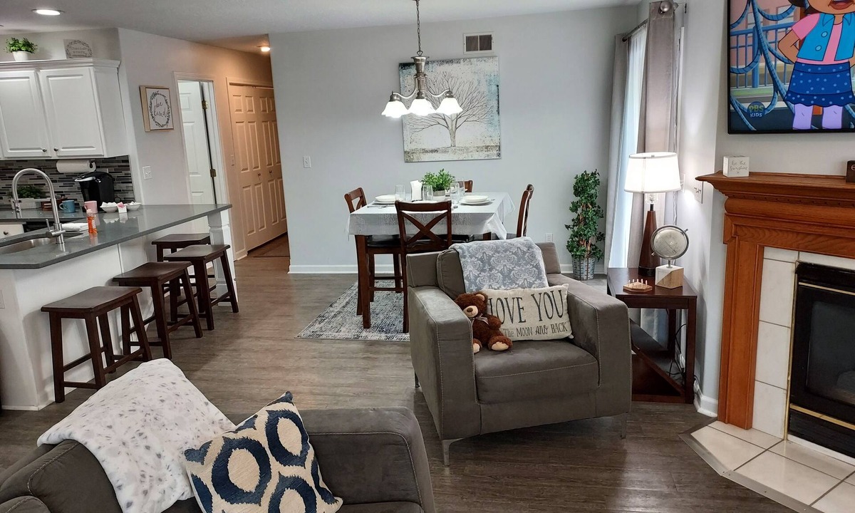 Manteno House | Luxury! 2 king beds and 2 full bathrooms
