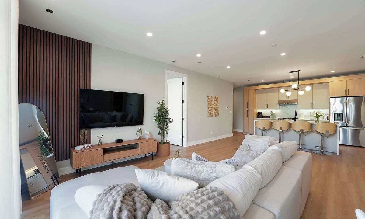 Tri-Taylor Apartment | Luxury 2BD Med District Apt w/Balcony and Parking
