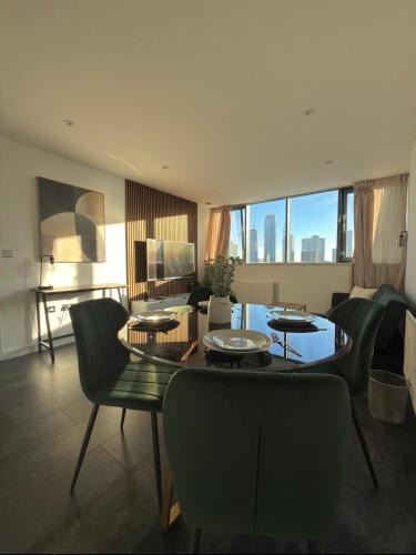 Poplar Apartment | Luxury 2BR Apartment Great Views Free Parking