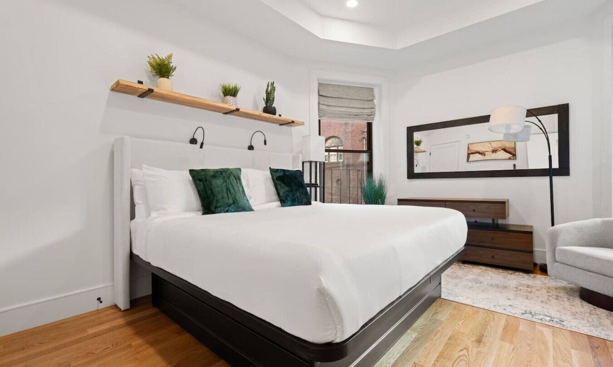 Fenway–Kenmore Apartment | Luxury 2BR: Chic Boston Stay for 6 | Suite 4
