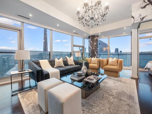 Toronto Entertainment District Apartment | Luxury 2Br Condo Entertainment District Downtown CN Tower View Balcony Pool & Hot Tub