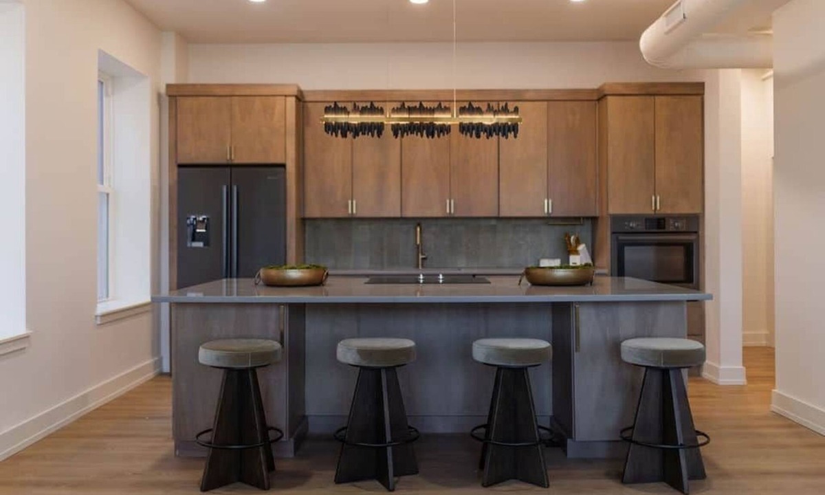 Downtown Knoxville Condo | Luxury 2BR Downtown - Walk to Dining, UT + FREE Parking