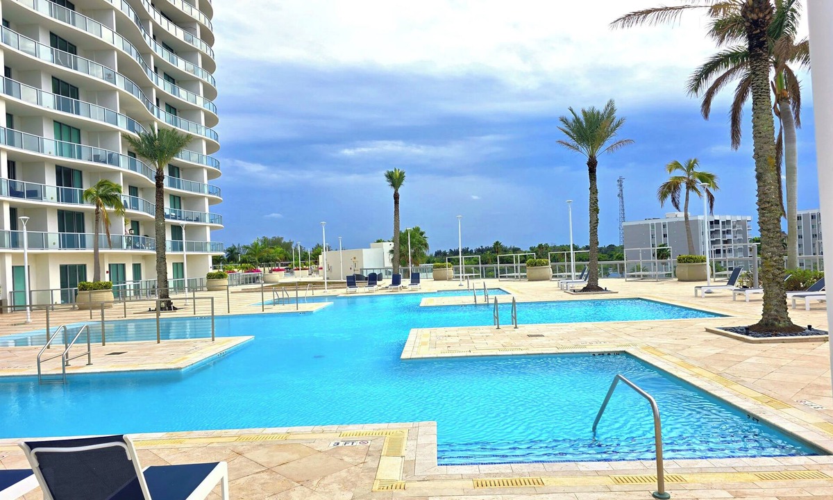 Fort Myers Apartment | Luxury 2BR in Downtown Fort Myers Pool & Terrace