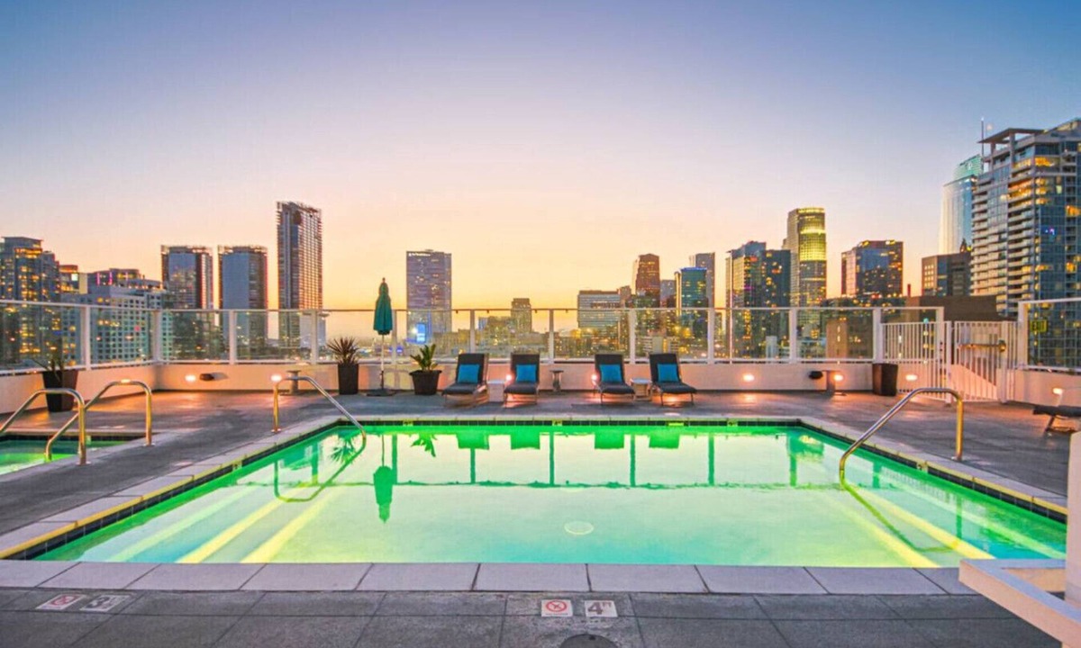 Downtown Los Angeles Apartment | Luxury 2BR in DTLA w/Jacuzzi & Rooftop Views