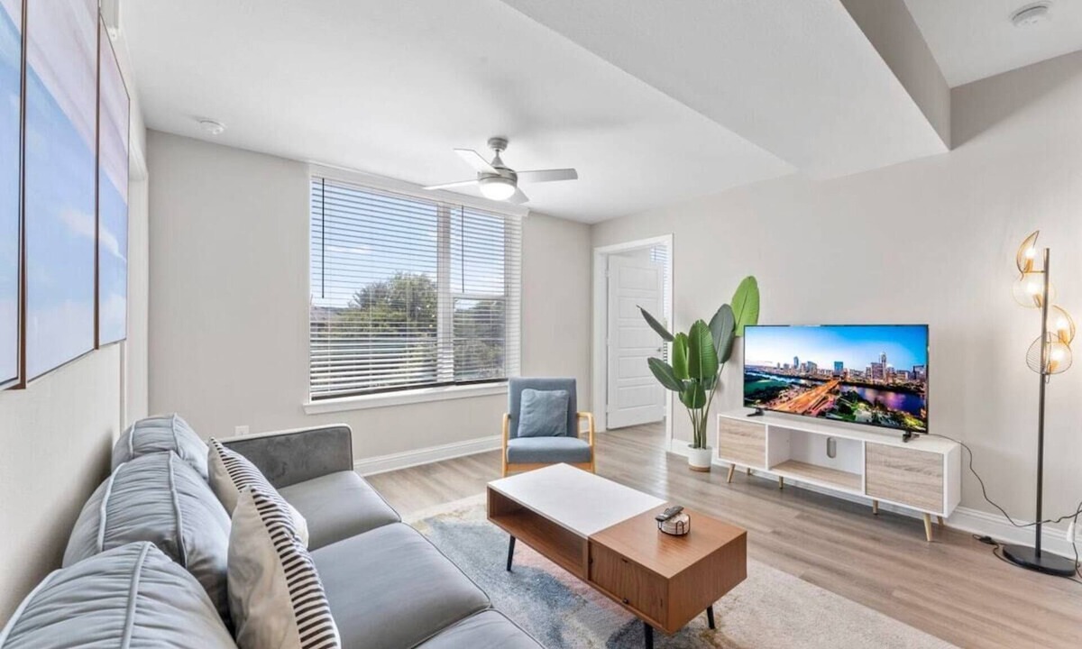 Pleasant Valley Apartment | Luxury 2BR King Bed Suite, Fast WiFi, 8 Min to DT