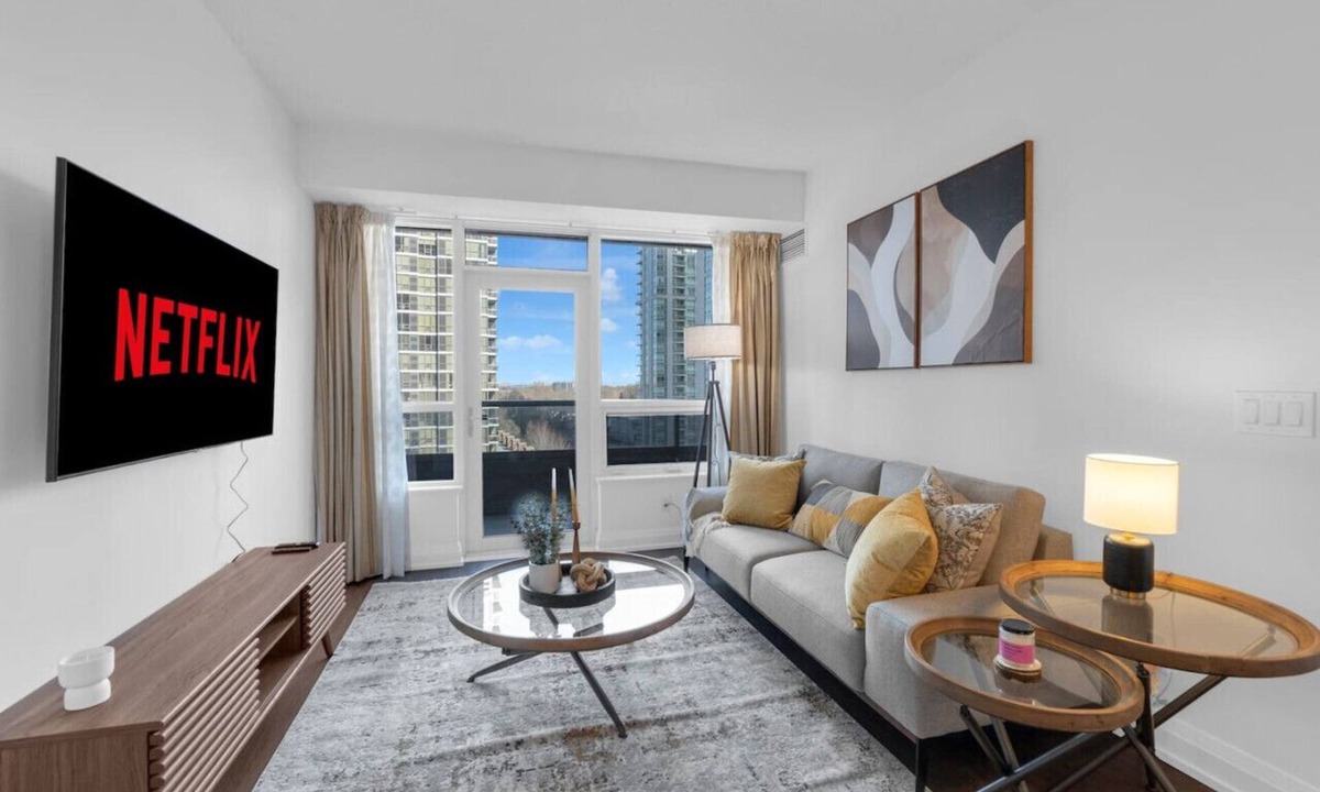 Willowdale Hotel | Luxury 2BR - Pool/Gym/Sauna - 1 min to Subway