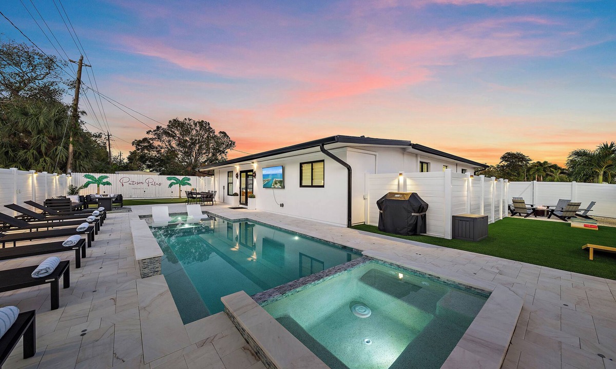Arlington Park House | Luxury 3/3 with Heated Pool, Spa, & Putting Green!