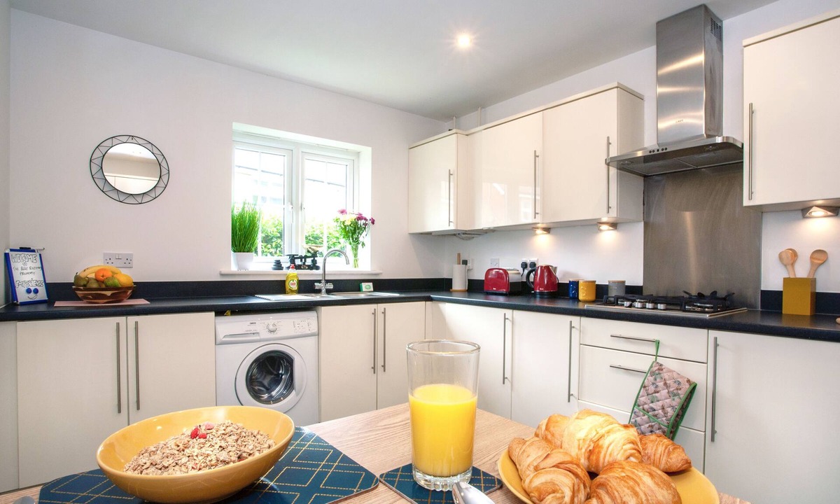 East Malling and Larkfield House | Luxury 3 Bed Cottage on Private Walkway with Parking