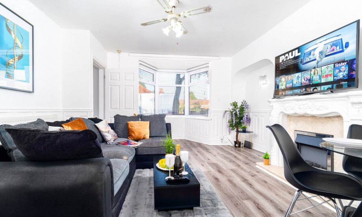 Acocks Green House | Luxury 3 Bed House - Garden - Parking