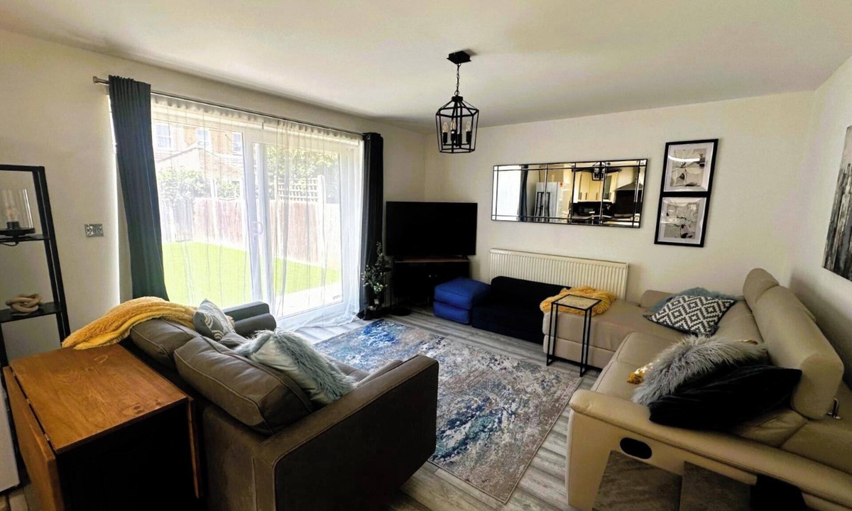 Cranbrook Apartment | Luxury 3-Bed Ilford Modern Comfort & Elegance