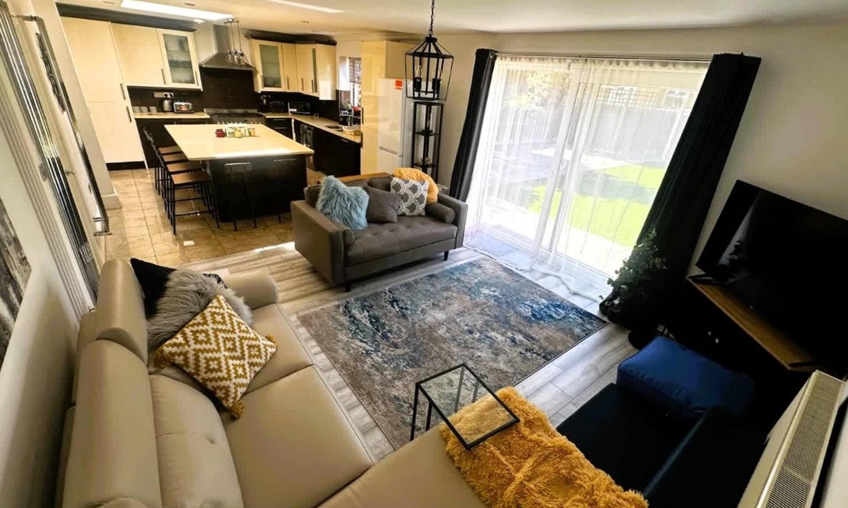 Cranbrook Apartment | Luxury 3-Bed Ilford Modern Comfort & Elegance