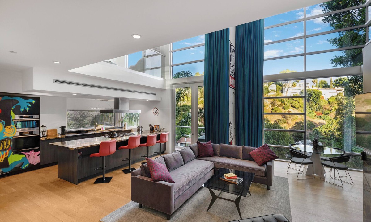Hollywood Dell House | Luxury 3-Bedroom Estate, High-End Comfort & Style