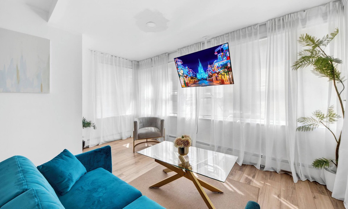 Bryn Mawr House | Luxury 3 BR Near NYC with Easy Parking