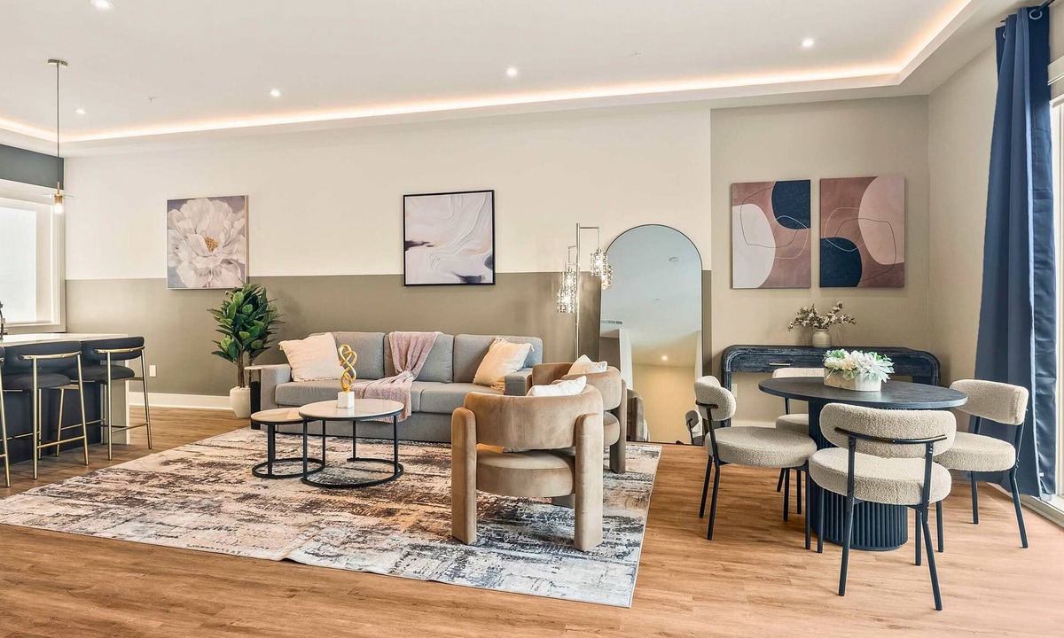 Old East Dallas Condo | Luxury 3BD | Rooftop Deck | Sleeps 11 | Parking