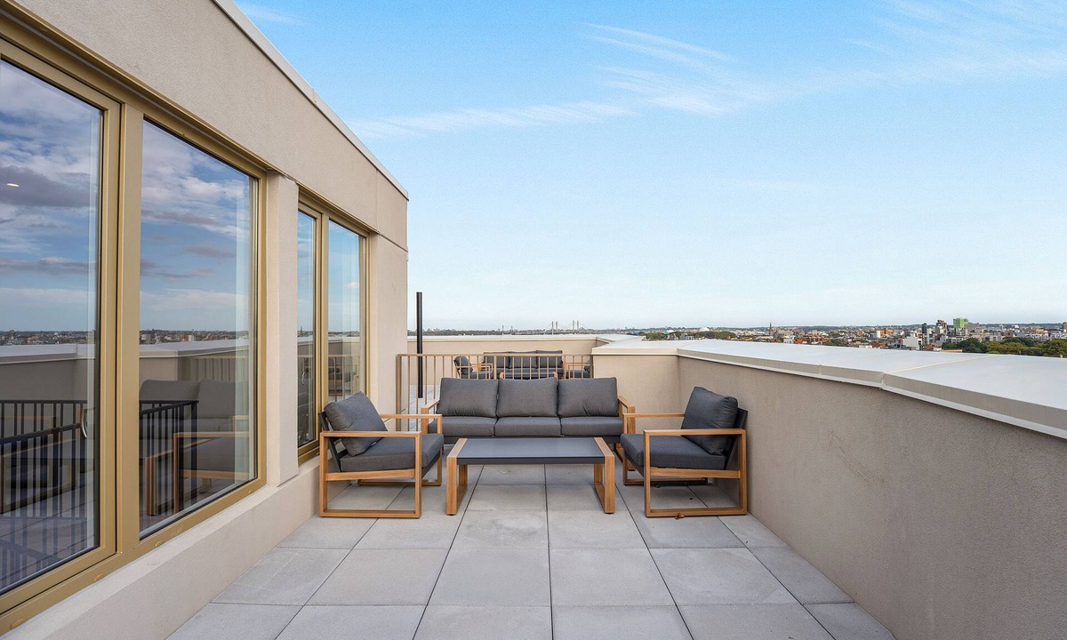 Greenpoint Apartment | Luxury 3bed/2bath with private outdoor deck.