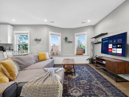 Highland Park Apartment | Luxury 3BR 2BA Boston Penthouse