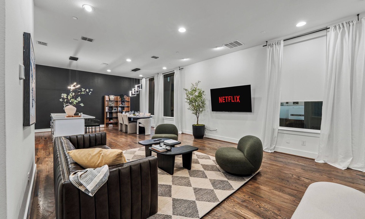 Kessler House | Luxury 3BR Dallas Bishop Arts! Rooftop + Skyline + MiniGolf + Firepit + WorldCup