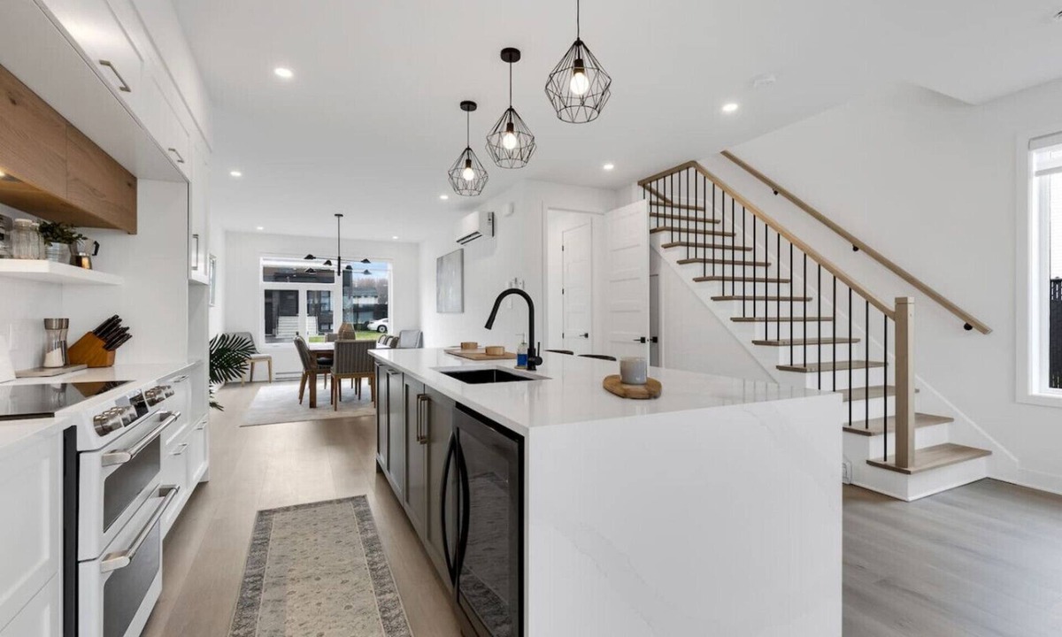 Mirabel House | Luxury 3BR Escape – Jacuzzi & High-Speed Wi-Fi -1