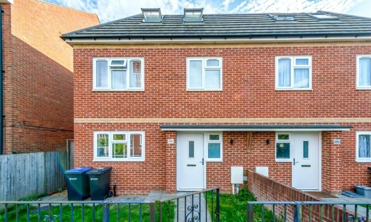 Petham House | Luxury 3BR Home, Chartham, Parking &Hot Tub