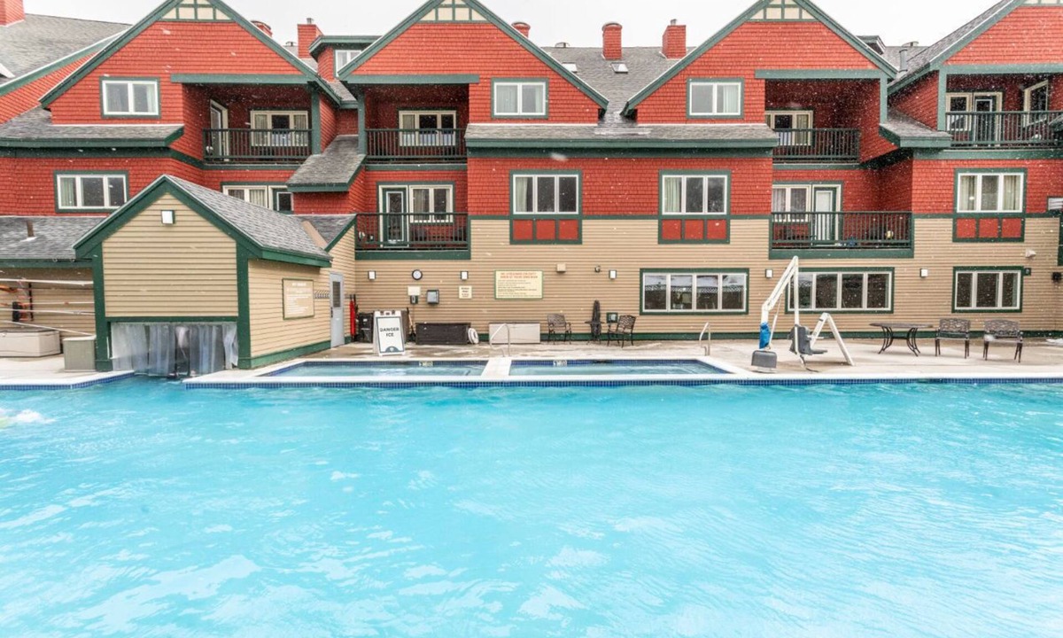 West Dover Condo | Luxury 3BR Penthouse | Sauna + Fireplace